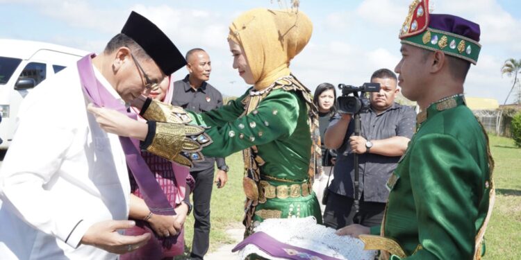 Tiba di Gorontalo, Kajati Baru Disambut Adat Mopotilolo, Gubernur Gusnar Terlihat Mendampingi