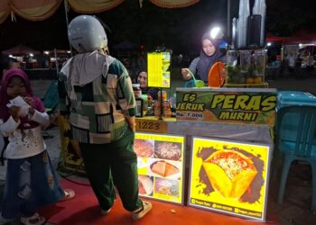 Hebat! Anak Muda Gorontalo Tekuni Usaha Keluarga Jualan Es Jeruk