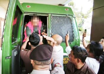 MENUJU LAPAS- Mantan anggota DPRD Kab.Gorontalo Hendra Abdul (HA) resmi ditahan Kejari usai menjadi tersangka dugaan korupsi dana tunjangan komunikasi insentif (TKI) 2022-2023, Senin (4/5). (foto: istimewa)
