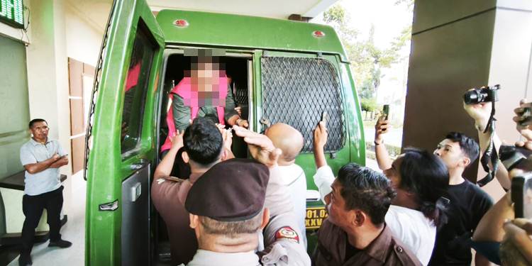 MENUJU LAPAS- Mantan anggota DPRD Kab.Gorontalo Hendra Abdul (HA) resmi ditahan Kejari usai menjadi tersangka dugaan korupsi dana tunjangan komunikasi insentif (TKI) 2022-2023, Senin (4/5). (foto: istimewa)