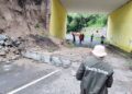 Sekretaris Daerah Provinsi Gorontalo, Sofian Ibrahim, saat mendatangi lokasi tanah longsor yang terjadi di ruas Jalan Sapta Marga, Kelurahan Botu, Kecamatan Dumbo Raya, Kota Gorontalo, Selasa (19/5). (Foto: Natharahman/ Gorontalo Post)