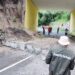 Sekretaris Daerah Provinsi Gorontalo, Sofian Ibrahim, saat mendatangi lokasi tanah longsor yang terjadi di ruas Jalan Sapta Marga, Kelurahan Botu, Kecamatan Dumbo Raya, Kota Gorontalo, Selasa (19/5). (Foto: Natharahman/ Gorontalo Post)