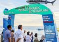 TERUS RAMAI: Para wisatawan saat mengunjungi lokasi wisata hiu paus, di pantai Botubarani, Gorontalo. Jumlah wisatawan baik domestik mau pun mancanegar terus meningkat. (foto: aviva/mg/ gorontalo post)