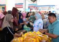 Dihadiri Wagub Idha, Warga Taluditi Serbu Pasar Murah, Pemprov Siapkan 1000 Paket Sembako
