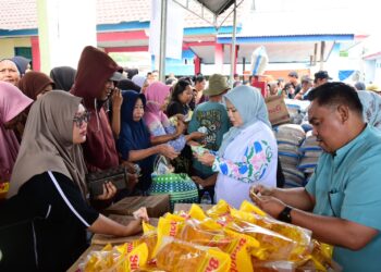 Dihadiri Wagub Idha, Warga Taluditi Serbu Pasar Murah, Pemprov Siapkan 1000 Paket Sembako