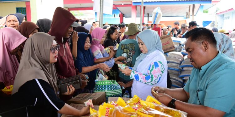 Dihadiri Wagub Idha, Warga Taluditi Serbu Pasar Murah, Pemprov Siapkan 1000 Paket Sembako