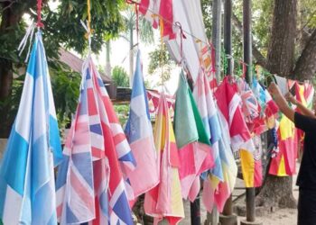 SEMARAK PIALA DUNIA - Warna-warni bendera negara peserta FIFA World Cup mulai ramai dijual, dan menjadi buruan pendukung pada helatan Piala Dunia Sepakbola 2026. (foto: mg/ gorontalopost)