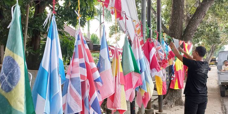SEMARAK PIALA DUNIA - Warna-warni bendera negara peserta FIFA World Cup mulai ramai dijual, dan menjadi buruan pendukung pada helatan Piala Dunia Sepakbola 2026. (foto: mg/ gorontalopost)