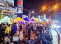 DENYUT EKONOMI - Suasana malam Kota Gorontalo yang lebih ramai karena gelaran UMKM Street Food yang digelar Pemerintah Kota Gorontalo, Sabtu (9/5) malam. (foto: aviva /mg/ gorontalo post)