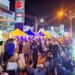 DENYUT EKONOMI - Suasana malam Kota Gorontalo yang lebih ramai karena gelaran UMKM Street Food yang digelar Pemerintah Kota Gorontalo, Sabtu (9/5) malam. (foto: aviva /mg/ gorontalo post)