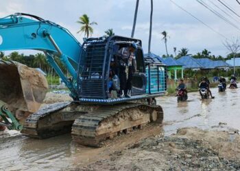 Satu unit alat berat jenis ekskavator, diamankan di lokasi PETI Bulangita, Kecamatan Marisa, Kabupaten Pohuwato.