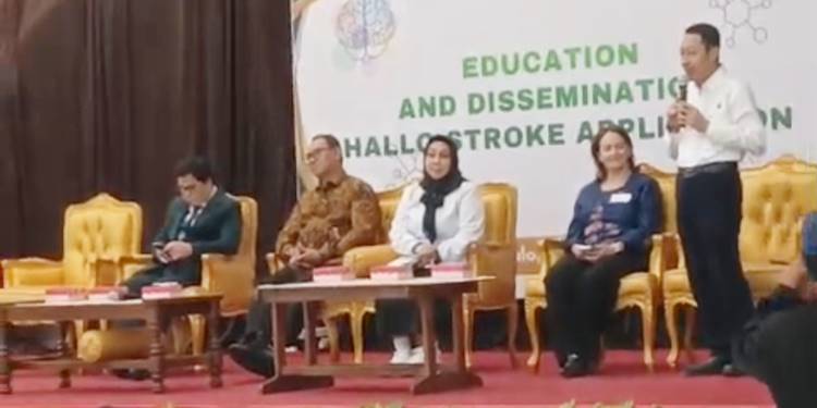 Ketua Ikatan Dokter Indonesia (IDI) Wilayah Provinsi Gorontalo Dr. dr. Muhammad Isman Jusuf, Sp.N, FISQua saat memberikan edukasi dan sosialisasi terkait aplikasi Halo Stroke dalam upaya pencegahan hingga penanganan masalah Stroke