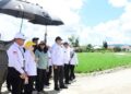 Gubernur Gorontalo Gusnar Ismail dan Wakil Gubernur Idah Syahidah Rusli Habibie saat meninjau kesiapan lokasi pelaksanaan Pekan Nasional (PENAS) Petani dan Nelayan ke-XVII di GOR David – Tonny, Kelurahan Hepuhulawa, Kecamatan Limboto, Rabu (20/5). (Foto : Dok-Diskominfotik/Nova)