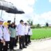 Gubernur Gorontalo Gusnar Ismail dan Wakil Gubernur Idah Syahidah Rusli Habibie saat meninjau kesiapan lokasi pelaksanaan Pekan Nasional (PENAS) Petani dan Nelayan ke-XVII di GOR David – Tonny, Kelurahan Hepuhulawa, Kecamatan Limboto, Rabu (20/5). (Foto : Dok-Diskominfotik/Nova)