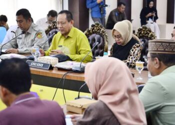 Gubernur Gusnar Ismail saat membuka Rapat Pleno Panitia PENAS XVII di Aula Rumah Jabatan Gubernur Gorontalo, Kamis (21/5/2026). (Foto : dok-diskominfotik/Mila)