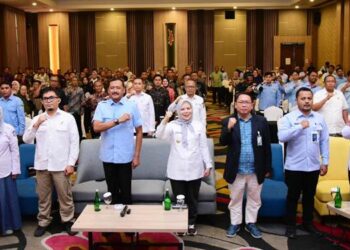 Wagub Idah Syahidah Rusli Habibie bersama Direktur Pemantauan dan Pengawasan Wilayah III BGN Brigjen TNI Rudi Setiawan pada pengarahan dan evaluasi kepada para Kepala SPPG, Mitra dan Yayasan se Provinsi Gorontalo, Rabu (6/4) (Foto – Nova/Diskominfotik).