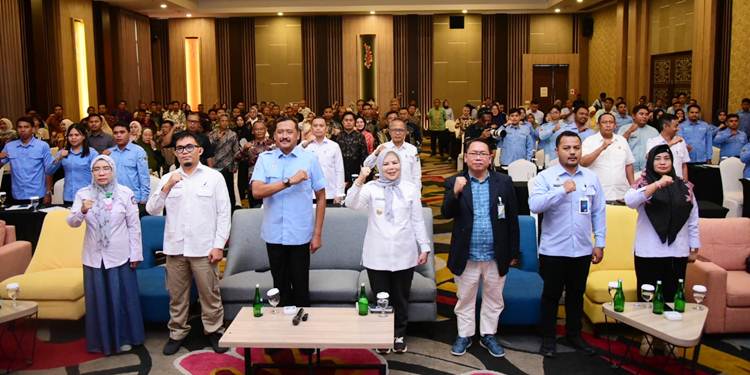 Wagub Idah Syahidah Rusli Habibie bersama Direktur Pemantauan dan Pengawasan Wilayah III BGN Brigjen TNI Rudi Setiawan pada pengarahan dan evaluasi kepada para Kepala SPPG, Mitra dan Yayasan se Provinsi Gorontalo, Rabu (6/4) (Foto – Nova/Diskominfotik).