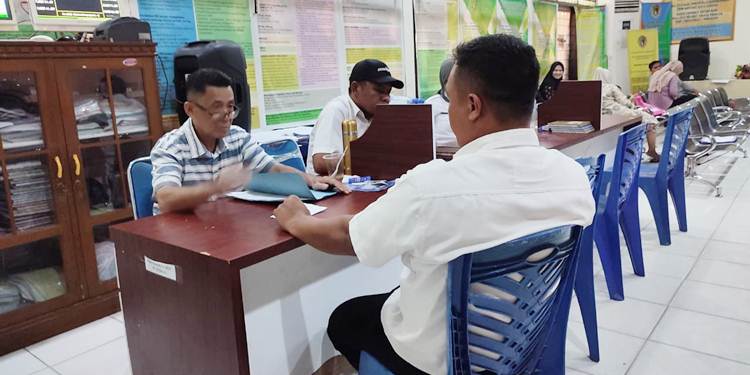 Pelayanan di kantor Dinas Dukcapil Kota Gorontalo. (Foto: Kominfo)