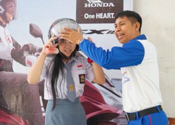 SAFETY RIDING: Daya Adicipta Wisesa terus mengkampanyekan keselamatan berkendara, kali ini edukasi menyasar siswa SMA Negeri 1 Airmadidi, Sulut. (foto: dok-daw)