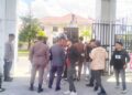 AMMPD menggelar unjuk rasa di depan Kantor Kejati Gorontalo, Rabu (6/5/2026), dengan membentangkan spanduk tuntutan penuntasan dugaan kasus TIK, tidak tebang pilih. (Foto: Istimewa).