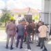 AMMPD menggelar unjuk rasa di depan Kantor Kejati Gorontalo, Rabu (6/5/2026), dengan membentangkan spanduk tuntutan penuntasan dugaan kasus TIK, tidak tebang pilih. (Foto: Istimewa).