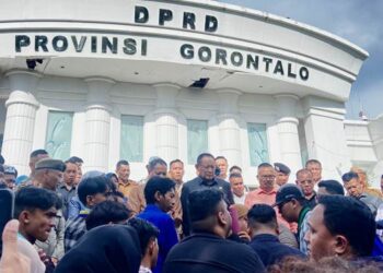 Para aksi saat melakukan dialog bersama dengan Gubernur Gorontalo, dan Ketua Deprov di depan Gedung Deprov, Senin (4/5/2026). (F. Diyanti/Gorontalo Post)