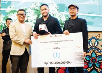 Wakil Wali Kota Gorontalo, Indra Gobel ketika menyerahkan hadiah kepada pemenang desain kantor wali kota, Jumat (15/5/2026). (Foto: Prokopim)