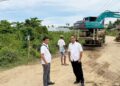 Kasat Intelkam dan Kasat Reskrim Polres Pohuwato, mengawal pelaksanaan evakuasi alat berat jenis excavator dari lokasi PETI yang ada di Desa Bulangita, Kecamatan Marisa.