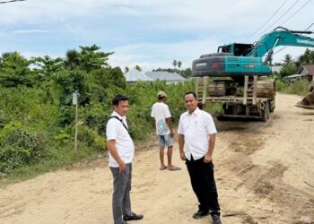 Kasat Intelkam dan Kasat Reskrim Polres Pohuwato, mengawal pelaksanaan evakuasi alat berat jenis excavator dari lokasi PETI yang ada di Desa Bulangita, Kecamatan Marisa.