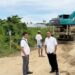 Kasat Intelkam dan Kasat Reskrim Polres Pohuwato, mengawal pelaksanaan evakuasi alat berat jenis excavator dari lokasi PETI yang ada di Desa Bulangita, Kecamatan Marisa.