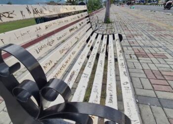Salah satu fasilitas publik berupa kursi yang di sediakan pemerintah untuk digunakan sebagaimana mestinya, terlihat telah di coret-coret oleh oknum tak bertanggung jawab. (F. Natharahman/ Gorontalo Post)