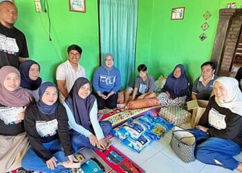 GP BERBAGI - Tim Gorontalo Post, bersama Anggota DPRD Provinsi Gorontalo Kristina 'Femmy' Udoki menyambangi Rifki Madji, remaja di Desa Tolotio yang terbaring sakit. (foto: dok- gorontalo post)