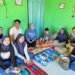 GP BERBAGI - Tim Gorontalo Post, bersama Anggota DPRD Provinsi Gorontalo Kristina 'Femmy' Udoki menyambangi Rifki Madji, remaja di Desa Tolotio yang terbaring sakit. (foto: dok- gorontalo post)