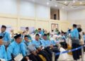 Para jemaah haji yang tergabung dalam kloter 28 UPG yang sudah masuk Embarkasi dan menunggu antrian layanan OSS, Sabtu (9/5/2026). (F. Diyanti/Gorontalo Post)