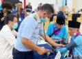 Jemaah haji tertua, Salim Potutu Tomayahu saat melakukan pemeriksaan kesehatan di Embarkasi Haji Antara (EHA), Sabtu (9/5/2025). (. F. Diyanti/Gorontalo Post)