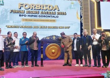 Sekdaprov Sofian Ibrahim saat membuka Forum Bisnis Daerah (Forbisda) BPD HIPMI Gorontalo Masa Bakti 2025–2028, di Azlea Convention Center, Senin (11/5). (Foto: Dok-Pemprov/Mona)