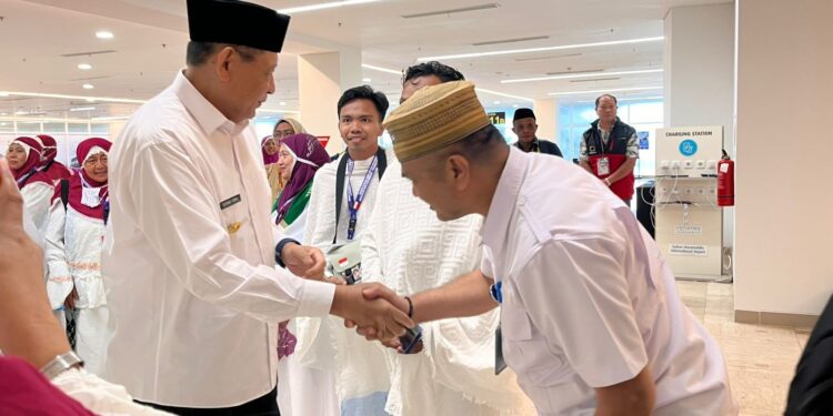 Gubernur Gusnar Temui JCH Gorontalo di Bandara Hasanuddin, Tekankan Kompakan dna Fokus Ibadah