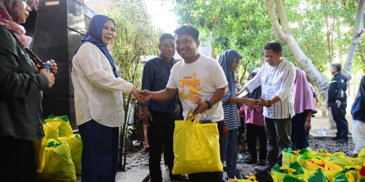 Peduli, Jelang Iduladha Rusli Habibie Salurkan 2500 Paket Sembako untuk Warga