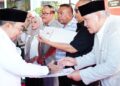 Wali Kota Gorontalo, Adhan Dambea didampingi Wakil Wali Kota Gorontalo, Indra Gobel, menyerahkan SK pergantian nama jalan kepada keluarga yang namanya diabadikan sebagai nama jalan di Kota Gorontalo, Rabu (20/5/2026). (Foto: Prokopim)
