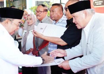 Wali Kota Gorontalo, Adhan Dambea didampingi Wakil Wali Kota Gorontalo, Indra Gobel, menyerahkan SK pergantian nama jalan kepada keluarga yang namanya diabadikan sebagai nama jalan di Kota Gorontalo, Rabu (20/5/2026). (Foto: Prokopim)