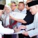 Wali Kota Gorontalo, Adhan Dambea didampingi Wakil Wali Kota Gorontalo, Indra Gobel, menyerahkan SK pergantian nama jalan kepada keluarga yang namanya diabadikan sebagai nama jalan di Kota Gorontalo, Rabu (20/5/2026). (Foto: Prokopim)