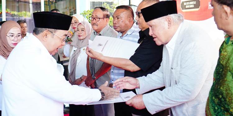 Wali Kota Gorontalo, Adhan Dambea didampingi Wakil Wali Kota Gorontalo, Indra Gobel, menyerahkan SK pergantian nama jalan kepada keluarga yang namanya diabadikan sebagai nama jalan di Kota Gorontalo, Rabu (20/5/2026). (Foto: Prokopim)