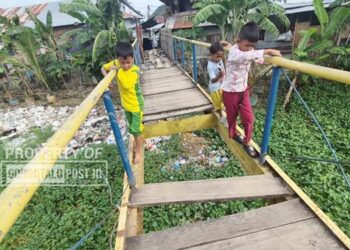 Jembatan penghubung antara Kelurahan Biawu dan Kelurahan Biowao, Kecamatan Kota Selatan, Kota Gorontalo, perlu di perbaiki. (F. Natharahman/ Gorontalo Post)