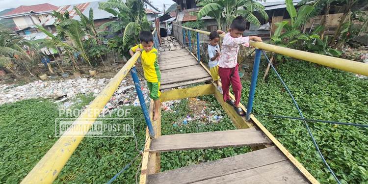 Jembatan penghubung antara Kelurahan Biawu dan Kelurahan Biowao, Kecamatan Kota Selatan, Kota Gorontalo, perlu di perbaiki. (F. Natharahman/ Gorontalo Post)
