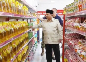 Presiden Prabowo Subianto meninjau gerai KDMP di Desa Nglawak, Kecamatan Kertosono, Kabupaten Nganjuk, Jawa Timur, Sabtu (16/5). (foto: tangkapan layar/YouTube Sekretariat Presiden)