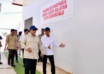 Presiden Prabowo Subianto meninjau pelabuhan shelter sortir dan pengepakan ikan Kampung Nelayan Merah Putih di Kelurahan Leato Selatan, Kota Gorontalo, Sabtu (9/5). (foto: dok-bpmi/setpres)