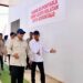 Presiden Prabowo Subianto meninjau pelabuhan shelter sortir dan pengepakan ikan Kampung Nelayan Merah Putih di Kelurahan Leato Selatan, Kota Gorontalo, Sabtu (9/5). (foto: dok-bpmi/setpres)