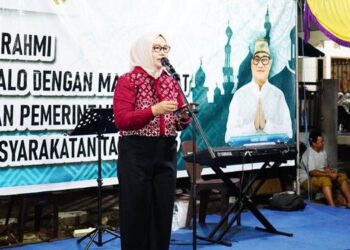Kepala Dinas PUPR Kota Gorontalo, Meydi N. Silangen ketika menjabarkan proyek pembangunan infrastruktur pada kegiatan silaturahmi antara warga dengan Pemkot Gorontalo, Selasa (19/5/2026) malam. (Foto: Prokopim)