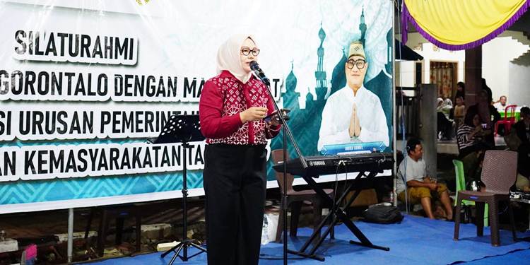 Kepala Dinas PUPR Kota Gorontalo, Meydi N. Silangen ketika menjabarkan proyek pembangunan infrastruktur pada kegiatan silaturahmi antara warga dengan Pemkot Gorontalo, Selasa (19/5/2026) malam. (Foto: Prokopim)