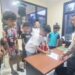 Petugas kepolisian saat mengamankan para siswa di Tilango Kabupaten Gorontalo yang kedapatan tengah pesta miras.